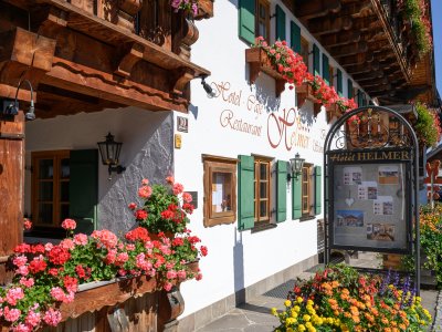Außenansicht mit Blumenkästen im Sommer des Hotel Helmers in Schwangau.