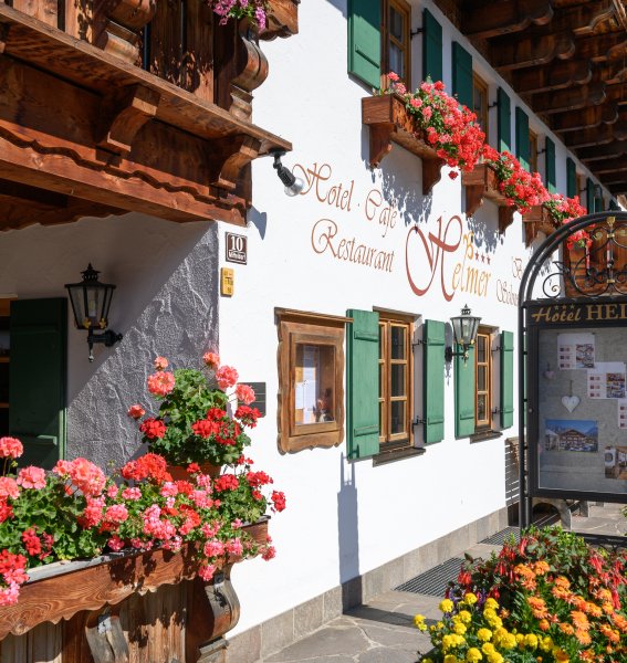 Außenansicht mit Blumenkästen im Sommer des Hotel Helmers in Schwangau.