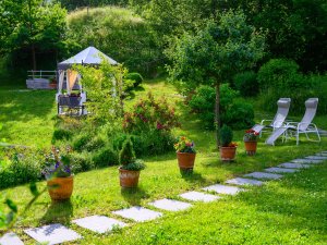 Im grünen und blühenden Garten des Hotel Helmers in Schwangau.