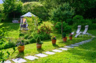 Im grünen und blühenden Garten des Hotel Helmers in Schwangau.