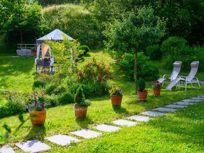 Im grünen und blühenden Garten des Hotel Helmers in Schwangau.