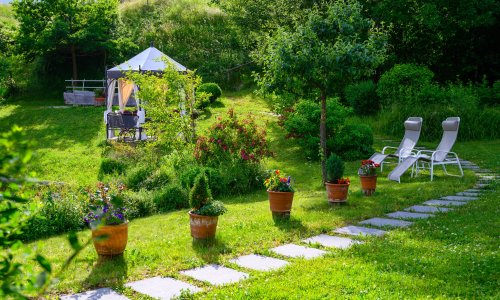 Im grünen und blühenden Garten des Hotel Helmers in Schwangau.