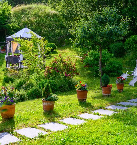 Im grünen und blühenden Garten des Hotel Helmers in Schwangau.