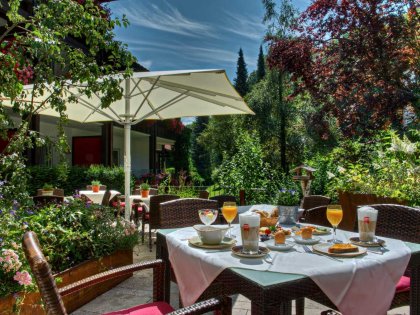Reichhaltiges Frühstück auf der Terrasse im DIANA Naturpark Hotel in Oberstaufen