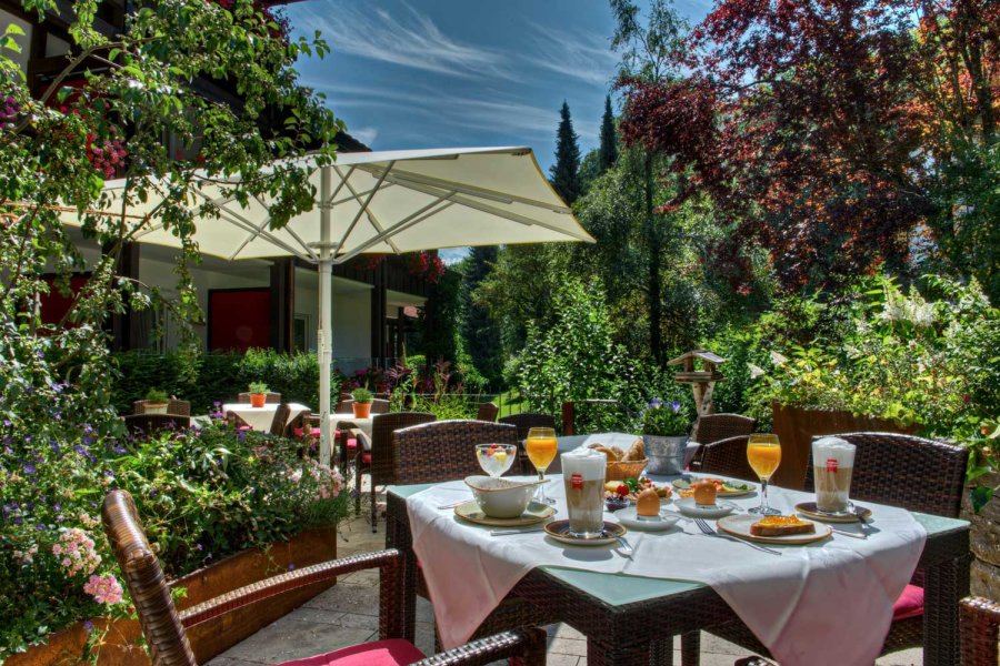 Reichhaltiges Frühstück auf der Terrasse im DIANA Naturpark Hotel in Oberstaufen