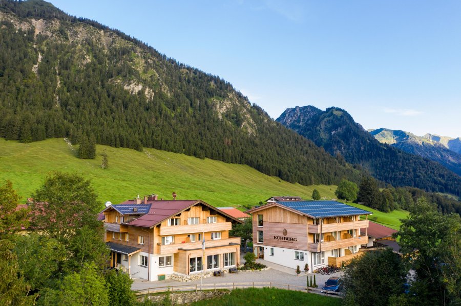 Außenansicht vom Kühberg Das Hotel über Oberstdorf im Sommer