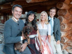 Familienbild der Hotelfamilie im Sonnenalp Resort in Ofterschwang