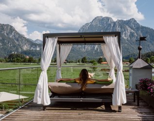 Sommerliche Aussicht im Himmelbett auf das Schloss Neuschwanstein.