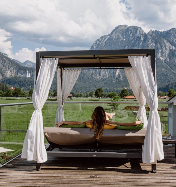 Sommerliche Aussicht im Himmelbett auf das Schloss Neuschwanstein.