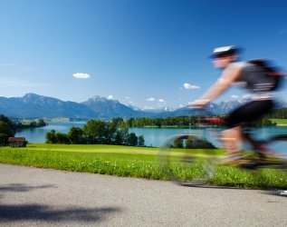 Ein Radfahrer in der Umgebung rund um das Biohotel Eggensberger in Füssen / Hopfen am See