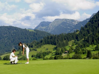 Zwei Gäste vom DIANA Naturpark Hotel in Oberstaufen beim Golfen
