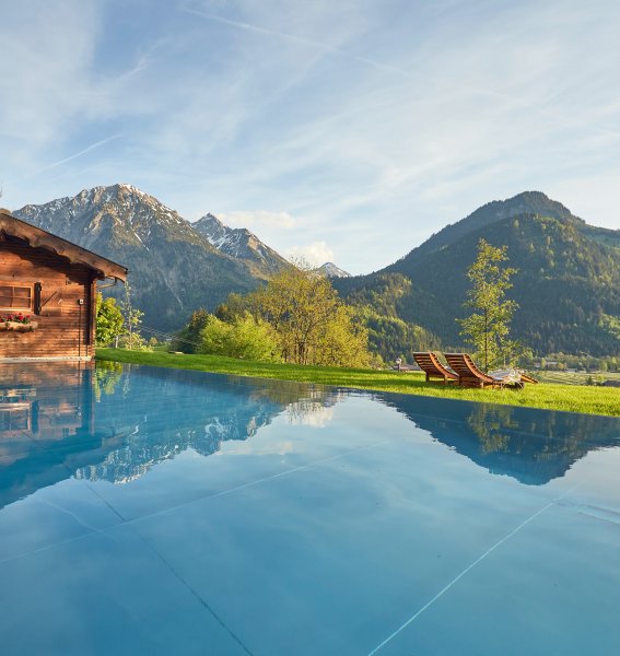 Ausblick vom Außenpool im Hotel Prinz-Luitpold-Bad in Bad Hindelang im Sommer