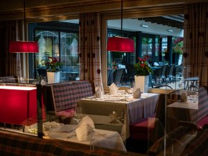 Blick in das Restaurant des Hotel Franks auf einen gedeckten Tisch zum Abendessen.