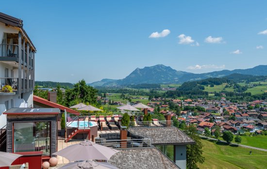 Traumhafter Ausblick von der Terrasse des Hotel Tannecks über Fischen.