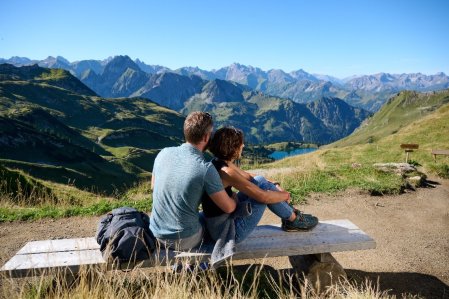 Gäste vom Hotel Mohren in Oberstdorf machen eine Pause beim Wandern und genießen die Aussicht und Zweisamkeit