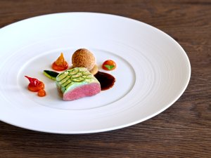 Ansprechend angerichtete Speise im Travel Charme Ifen Hotel im Kleinwalsertal