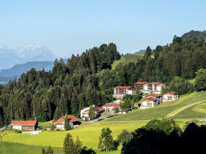 Außenaufnahme vom MONDI Resort Oberstaufen im Sommer
