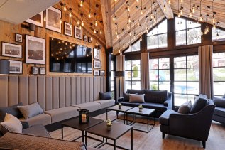 Moderne und gemütliche Kaminbar im Mondi Resort Oberstaufen lädt zum Verweilen ein