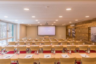 Moderner großer und heller Tagungsraum im Mondi Resort Oberstaufen