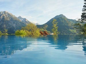 Außenpool des Hotel Prinz-Luitpold-Bads in Bad Hindelang an einem sonnigen Sommertag mit Blick auf das Bergpanorama