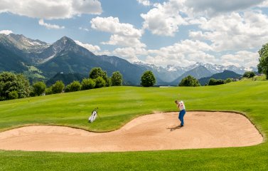Ein Mann beim Golfen im Sonnenalp Resort in Ofterschwang