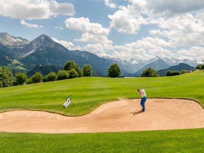 Ein Mann beim Golfen im Sonnenalp Resort in Ofterschwang