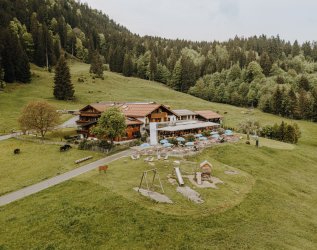 Sommerliche Außenansicht der Alpe Dornach in Oberstdorf