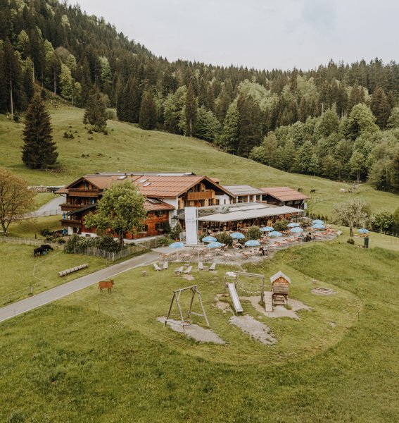 Sommerliche Außenansicht der Alpe Dornach in Oberstdorf