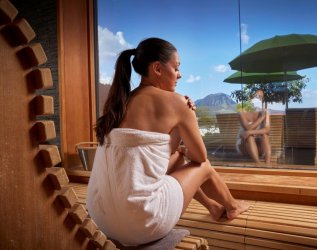 Ein Gast im Panoramahotel Oberjoch genießt einen Saunagang
