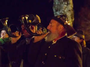 Personen in traditioneller Kleidung spielen Instrumente