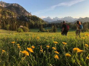 Zwei Gäste vom Hotel Das Rübezahl in Schwangau beim Wandern