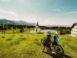 Zwei Gäste vom Hotel Das Rübezahl beim Fahrradfahren bewundern die Umgebung