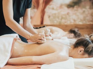Ein Gast im Hotel Das Rübezahl erhält eine Wellnessbehandlung
