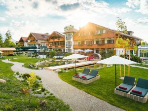 Ansicht vom Garten und dem Außenbereich vom Hotel Das Rübezahl in Schwangau