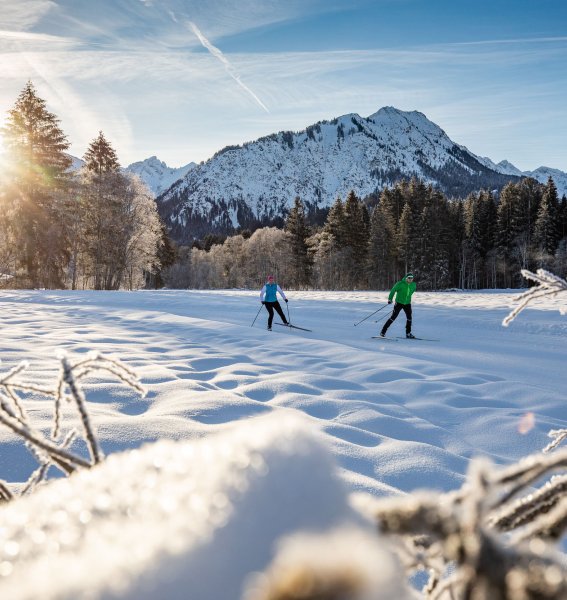 Zwei Personen die während ihres Urlaubs im Hotel Oberstdorf langlaufen