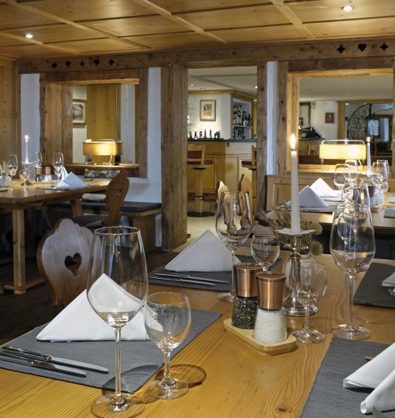 Speiseraum im Kur und Sporthotel Bayerischer Hof in Oberstaufen mit Holzdecke und eingedeckten Tischen