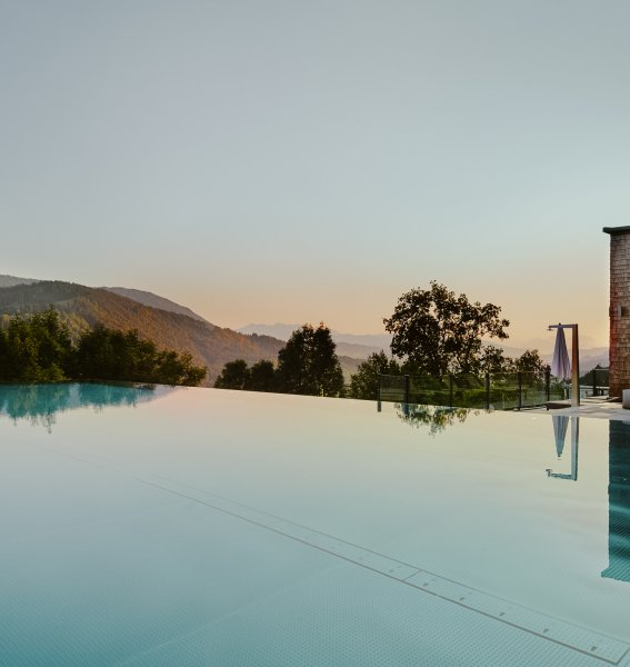 Blick auf den Infinitypool im Bergkristall - Mein Resort im Allgäu in Oberstaufen