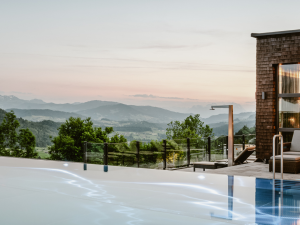 Der Infinitypool mit Bergpanorama im Hotel Bergkristall - Mein Resort im Allgäu in Oberstaufen