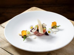 Ansprechend angerichtete Speise im HUBERTUS Mountain Refugio Allgäu in Balderschwang