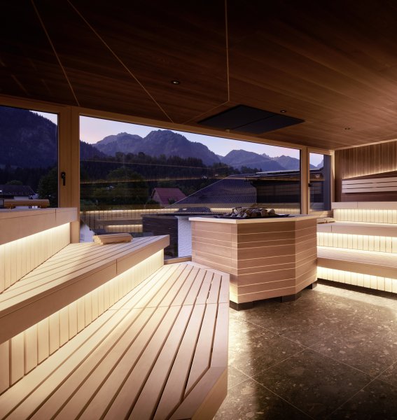Einblick in die neue und große Sauna mit schönen Ausblick im Hotel Franks in Oberstdorf