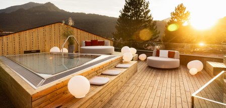 Hotel Franks Außenansicht Wellnessbereich Außenansicht vom Wellnessbereich im Hotel Franks in Oberstdorf mit Blick auf den Whirlpool und Sitzgelegenheiten