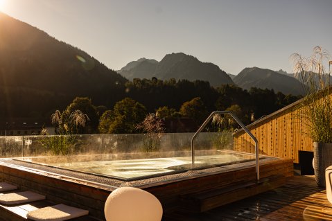 Neuer Wellnessbereich auf der Dachterrasse des Hotel Franks mit Blick auf die Oberstdorfer Berge.