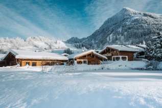 Außenansicht vom Alpzitt Chalet im Dorf in Burgberg im Winter