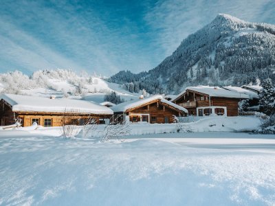 Außenansicht vom Alpzitt Chalet im Dorf in Burgberg im Winter