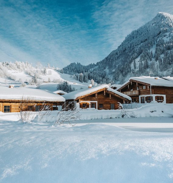 Außenansicht vom Alpzitt Chalet im Dorf in Burgberg im Winter