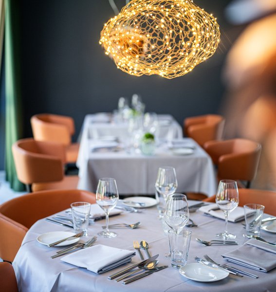 Einblick in eines der Restaurant im Freiberg Romantik Hotel in Oberstdorf