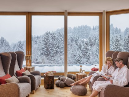 Ruheraum mit Ohrsesseln und Blick in die Natur im Hotel Oberstdorf in Oberstdorf