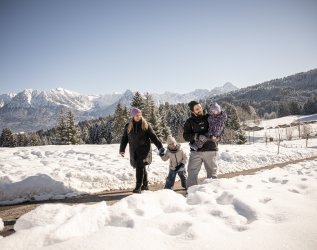 Eine Familie die zu Gast in der Alpe Dornach in Oberstdorf ist unternimmt eine Winterwanderung