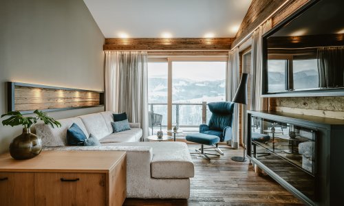 Einblick in eines der modern und gemütlich eingerichteten Zimmer im Hotel Bergkristall - Mein Resort im Allgäu in Oberstaufen