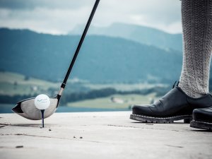 Ein Mann nutzt die vielen Freizeitaktivitäten die im Hotel Bergkristall - Mein Resort im Allgäu in Oberstaufen möglich sind und spielt Golf
